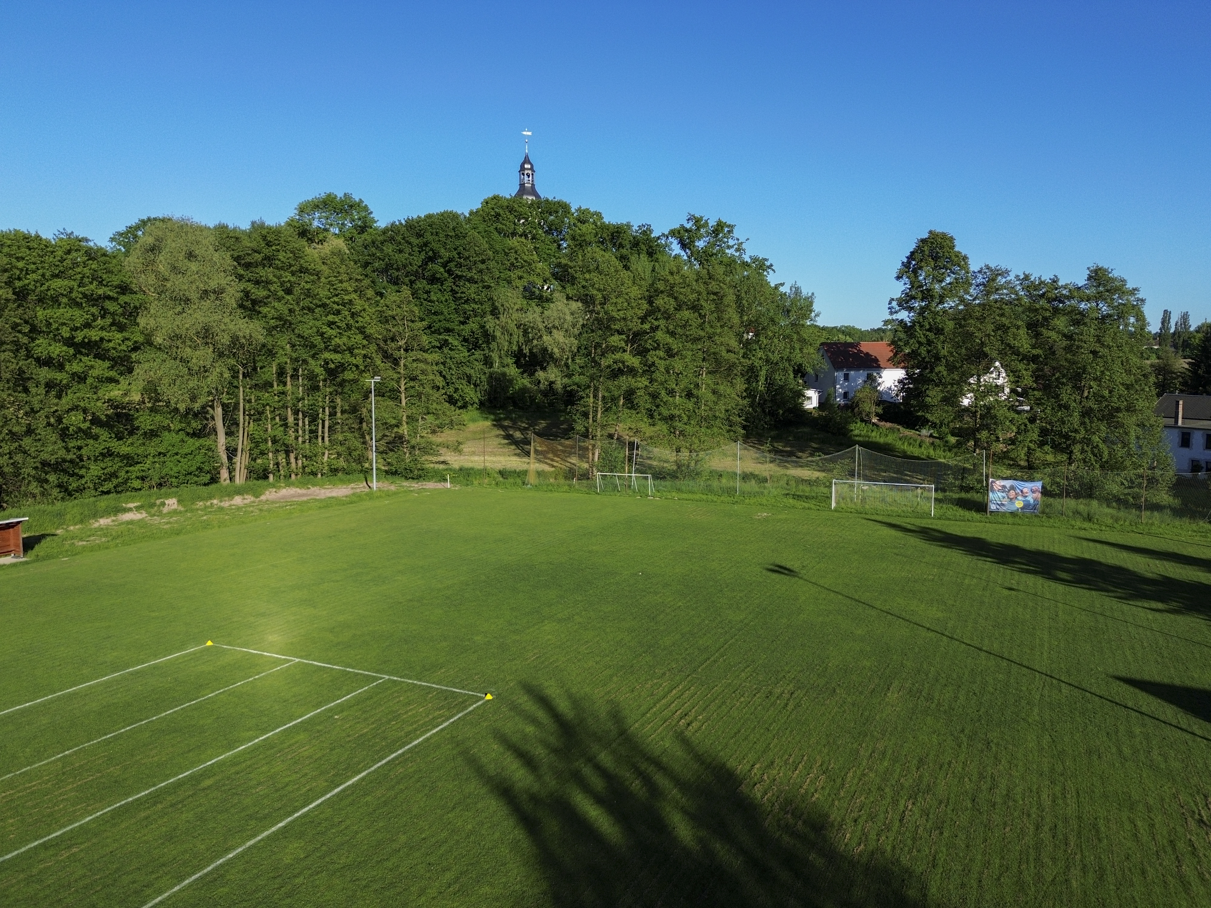 Fußballplatz mit Flutlicht